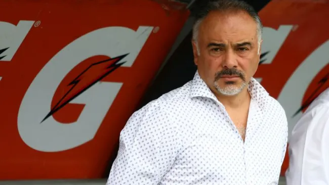 Guillermo Váquez dirigiendo el partido de Pumas contra Tiburones