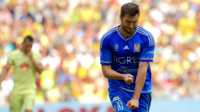 Gignac festeja un gol contra el América
