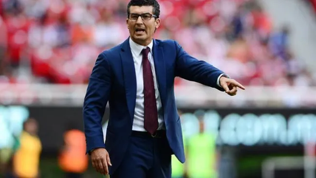 Chepo de la Torre da instrucciones