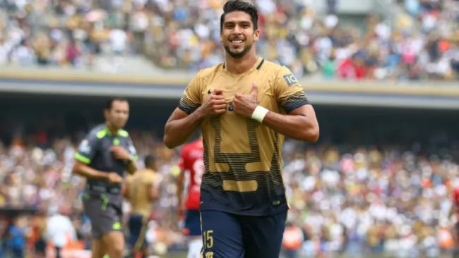 Herrera celebra gol con Pumas