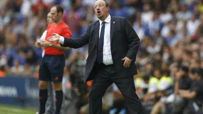 Rafale Benítez da indicaciones a sus dirigidos