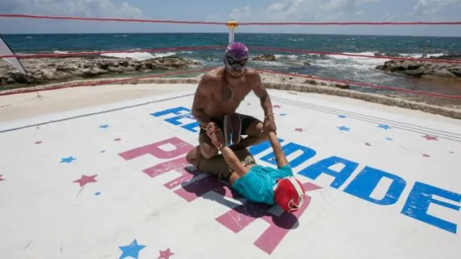 El Hijo del Fantasma impone su fuerza sobre un valiente luchador de RÉCORD