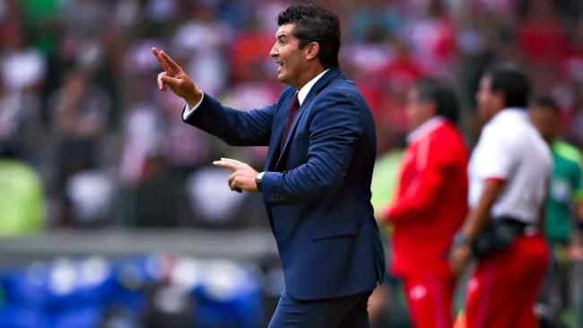 El técnico de los rojiblancos, en un partido de la Liga MX
