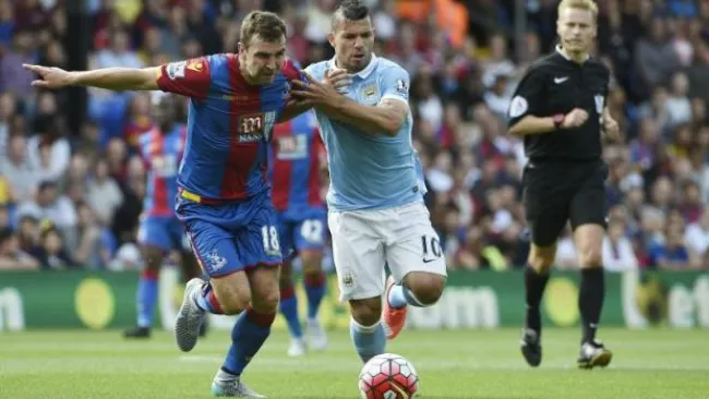 Kun pelea un balón frente a un elemento del Crystal Palace