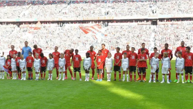 Bayern Munich saltó a la cancha de la mano de niños refugiados 