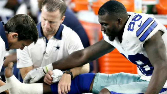 Dez Bryant es revisado del pie