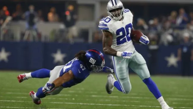 McFadden escapa de un defensa de los Gigantes