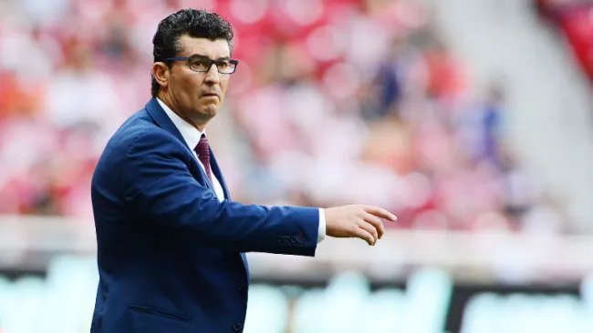 Chepo da indicaciones en un juego