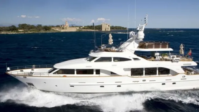 El yate de Neymar navegando