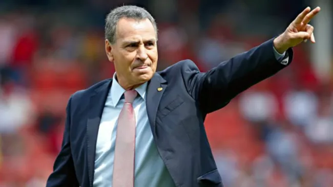 José Luis Real saluda a los aficionados