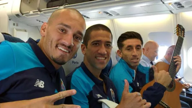 Maicon, Evandro y Herrera, quien carga una guitarra