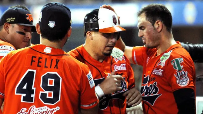 Jugadores de Tigres festejan durante partido contra Acereros