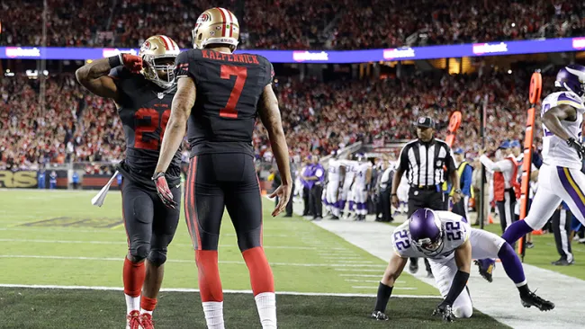 Kaepernick celebra con Hyde tras el primer TD