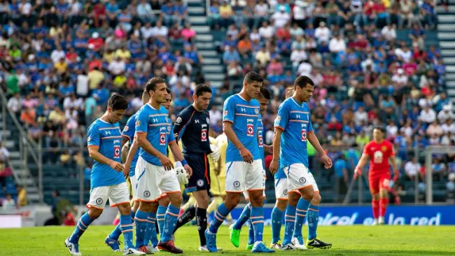 Jugadores celestes salen cabizbajos del campo