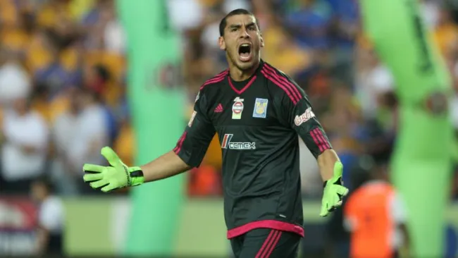 Nahuel Guzmán en un partido con los Tigres 