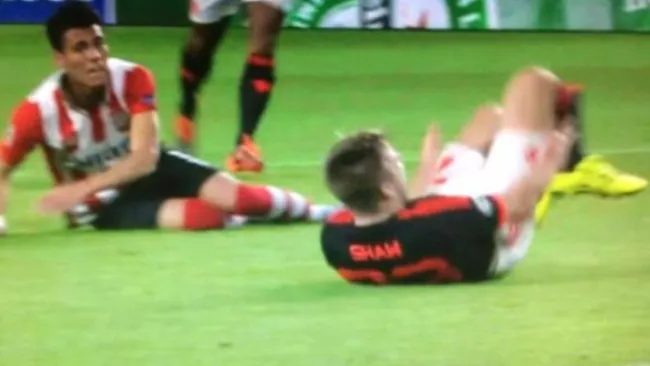 Héctor Moreno barre y lesiona a Luke Shaw 