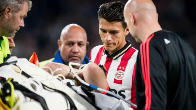 Héctor Moreno se disculpa con Luke Shaw