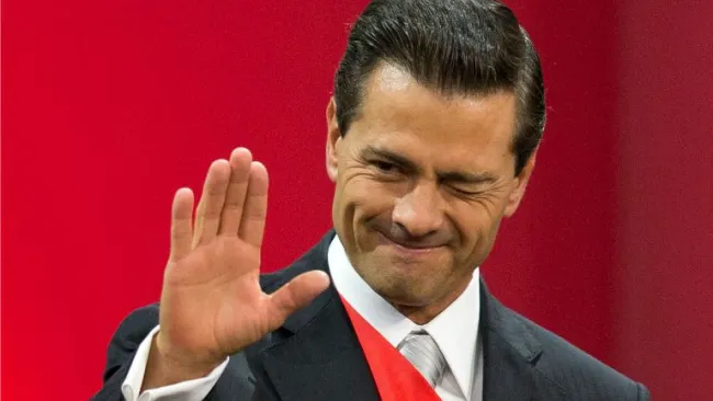 Peña Nieto saluda a las personas durante un evento