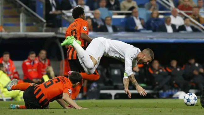 Ramos cae al césped y se lesiona