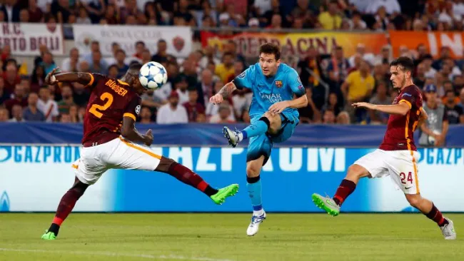 Messi realiza disparo en el juego contra la Roma