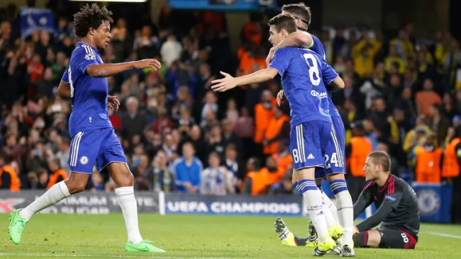 Jugadores del Chelsea celebran el gol de Oscar