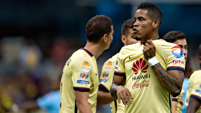 Arroyo en el partido contra Walter Ferreti en el Azteca 