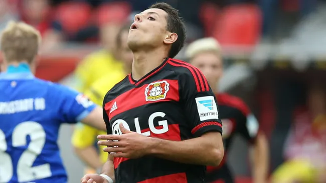 Chicharito se lamenta en juego del Leverkusen