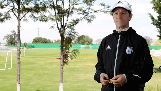 Ordiales posa para RÉCORD como auxiliar del Querétaro