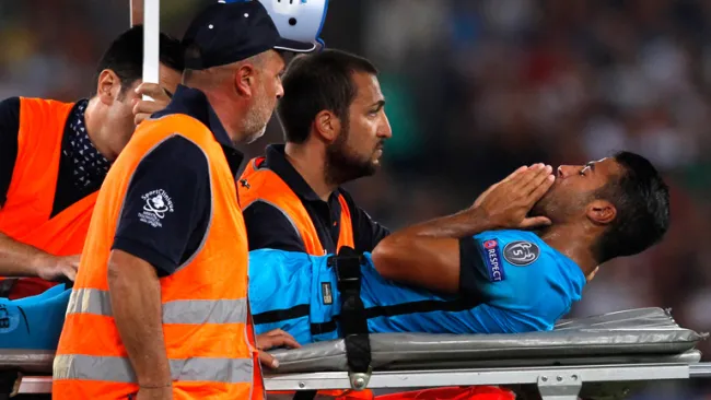 Rafinha sale en camilla tras la entrada que sufrió contra la Roma