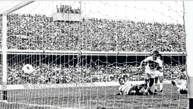 Pumas anotando un gol en la Final 80-81
