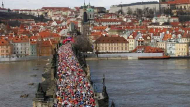 Cientos de corredores participan en el maratón de Praga
