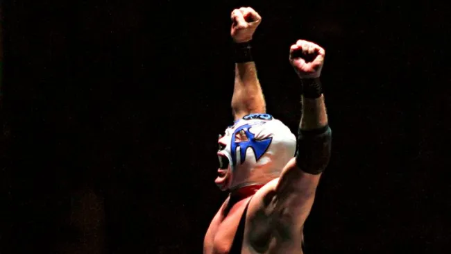 Atlantis festeja el triunfo contra Último Guerrero