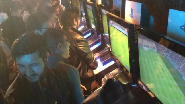 Los fanáticos juegan el FIFA 16