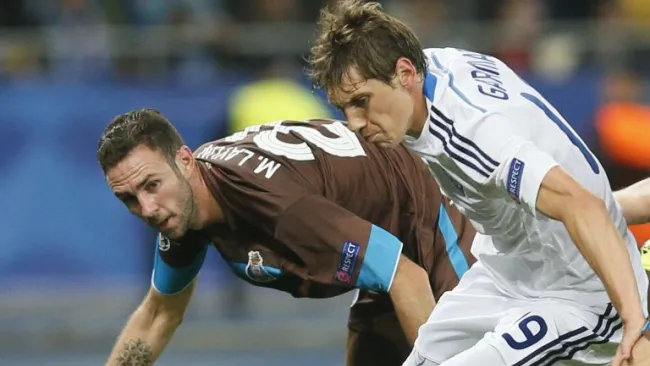 Miguel Layún en un partido con el Porto