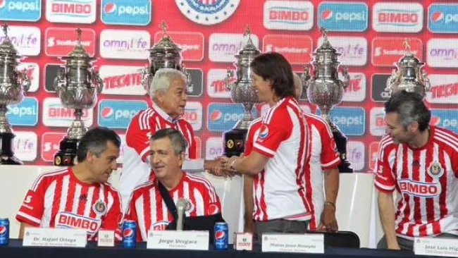 Jorge Vergara y Matías Almeyda en la presentación