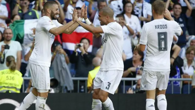 Benzema celebra el gol con sus compañeros