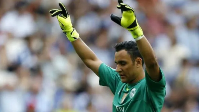 Navas saluda a la afición del Bernabéu