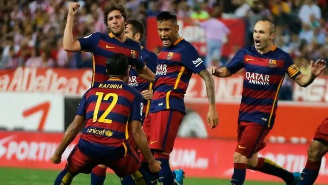 Jugadores del Barcelona festejan un gol