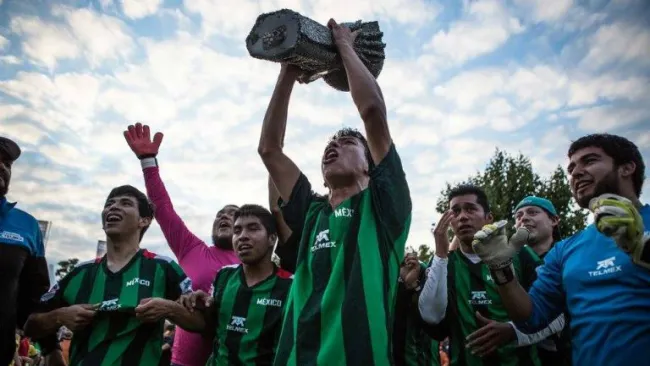 El equipo varonil levanta el trofeo