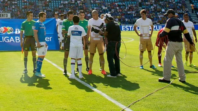 Torrado y Verón antes de leer el mensaje