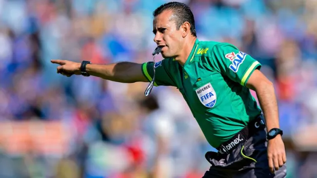 José Alfredo Peñaloza marca una falta