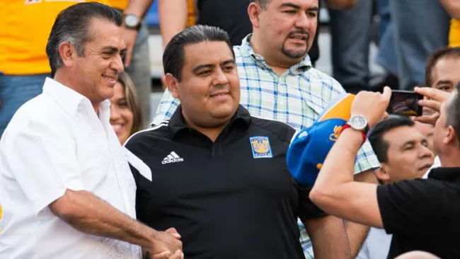 El bronco, tomándose una foto con un aficionado