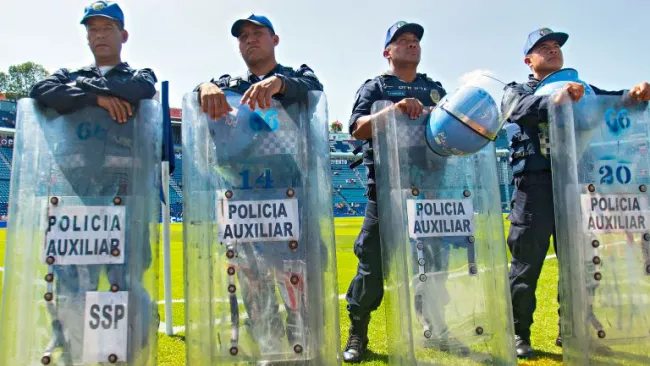 Policías en la cancha del Estadio Azul