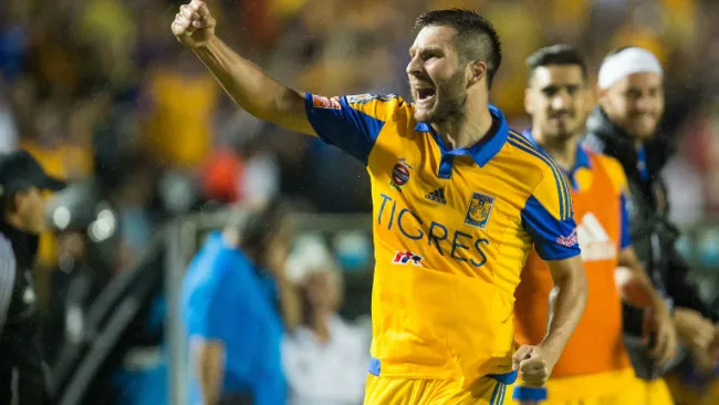 Gignac festeja su primer gol en el Clásico Regio 