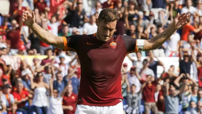 Francesco totti celebrando su anotación 300 con la Roma