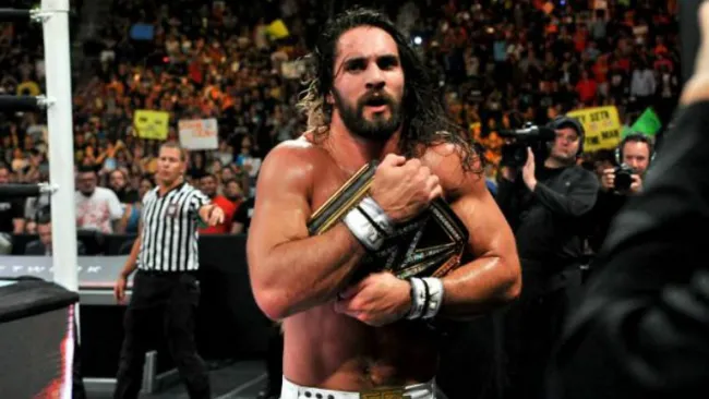 Rollins abraza el conturón WWE Mundial Pesado