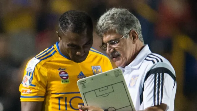 Ferretti, dándole indicaciones a Guerrón