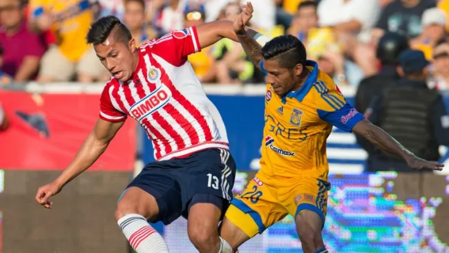 Carlos Salcedo contiene el balón ante el acecho de Aquino