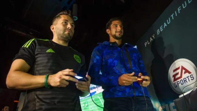 Rivera disputa un partido con Lalo Herrera