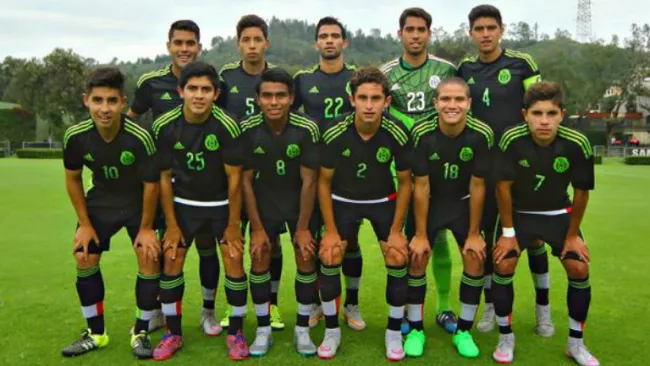 Jugadores de la Sub 17 antes de un partido
